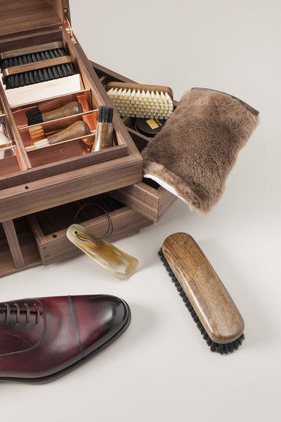 Kit per pulizia scarpe multifunzionale 12 pezzi con pratica scatola in  legno 30 x 20 x 14 cm z2408 - Ernesto Shop