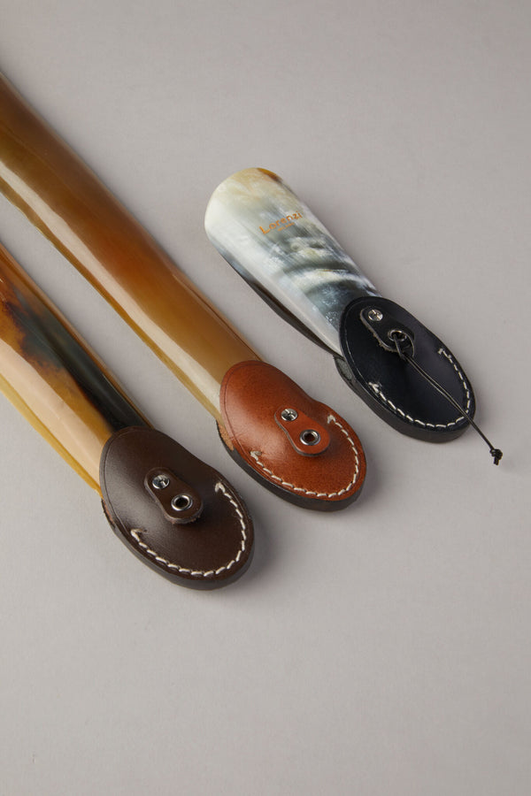 Calzante piatto con impugnatura cuoio - Flat shoehorn with cowhide handle