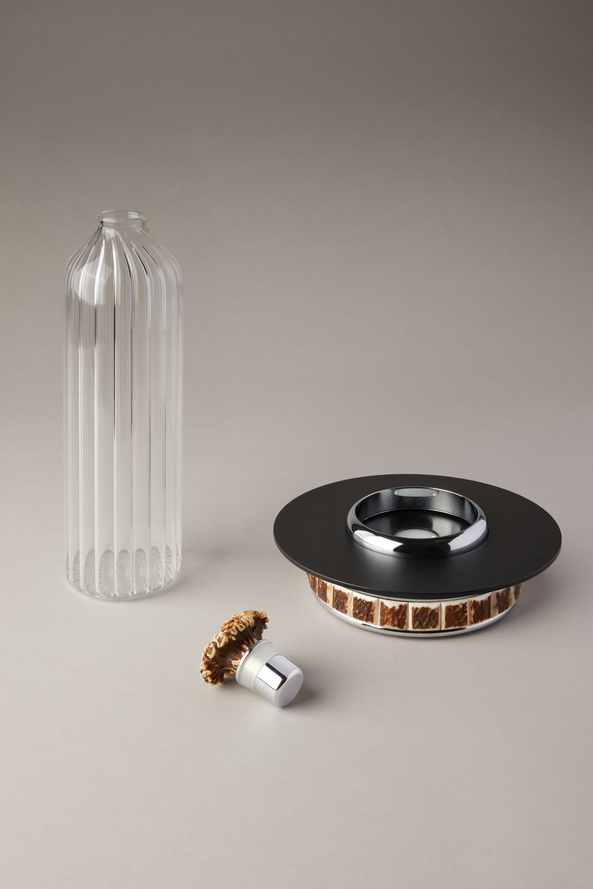 Table lamp with bottle in stag antler – Lorenzi Milano