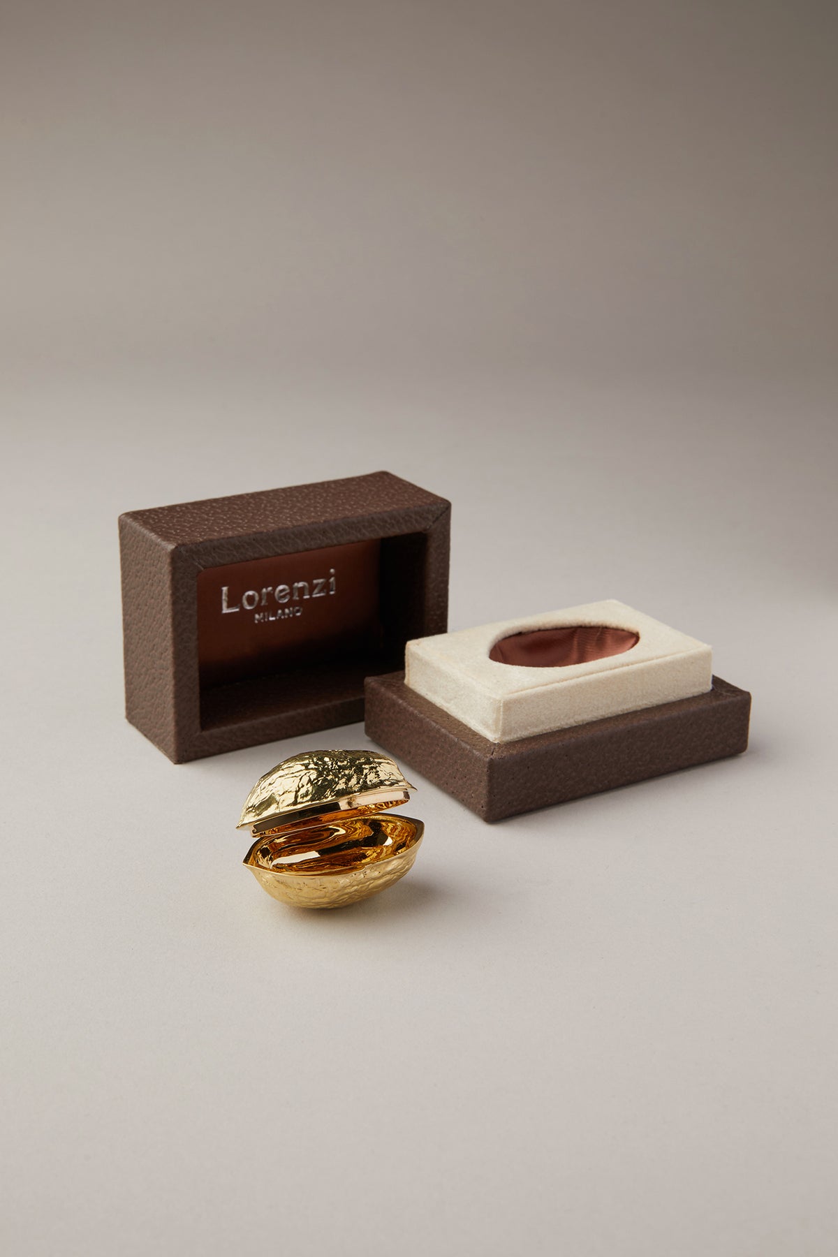 18kts. gold Nut pill box – Lorenzi Milano