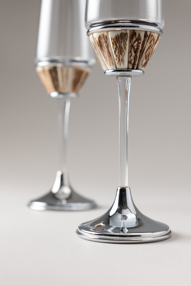Coppia Di Calici Da Vino, Flute Da Champagne Sul Tavolo Del Matrimonio Coppia Di Calici Da Vino, Flute Da Champagne Sul Tavolo Del Matrimonio